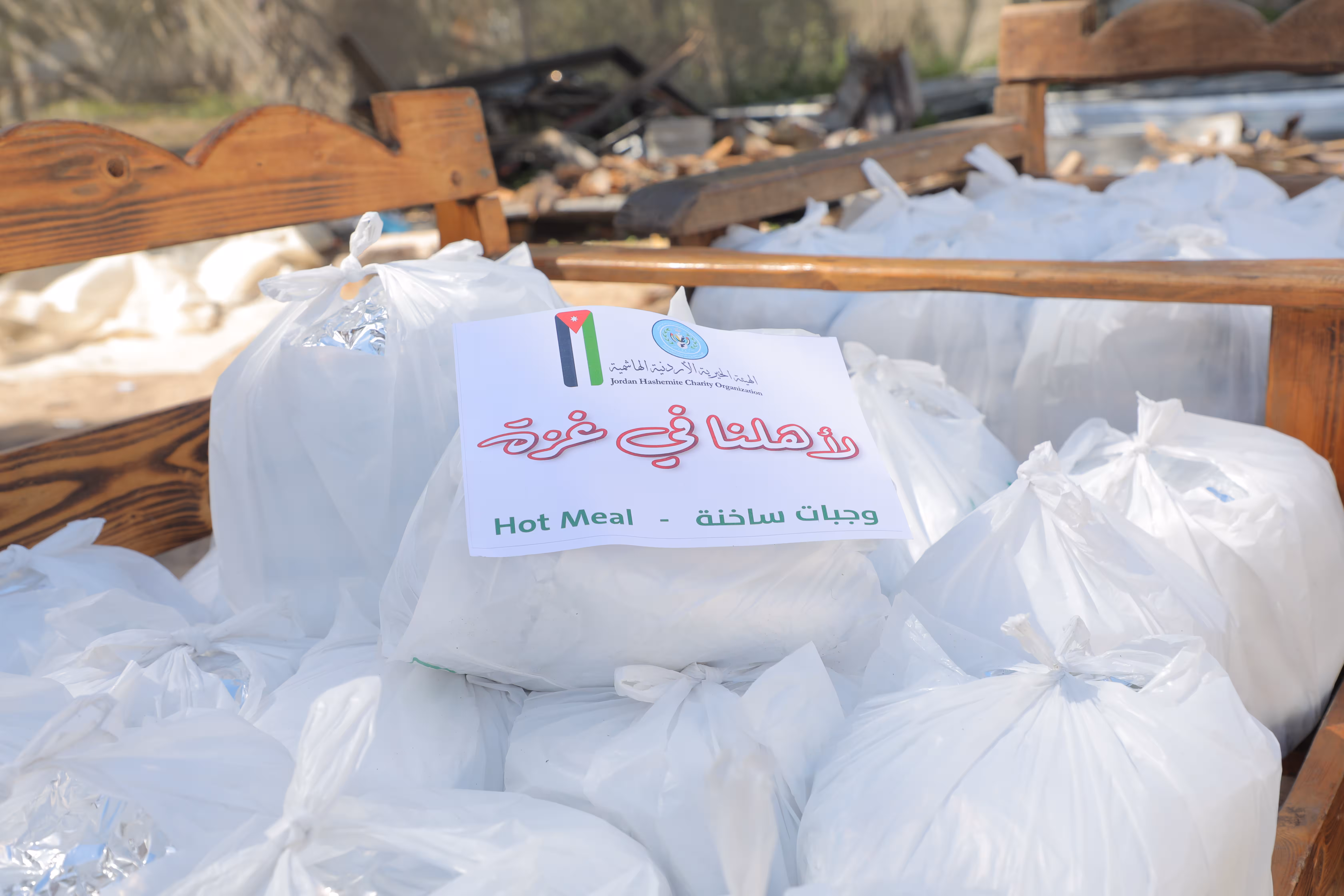 وتشمل الوجبات حصصا متنوعة وكافية من البروتين (الدجاج أو اللحم)، مع كميات من الأرز، وإضافات جانبية أخرى مثل السلطات أو الخضروات أو الصوصات، بالإضافة إلى بعض من التمر والمياه والعصائر. ويتم إعداد الوجبات في مرافق مخصصة ونظيفة تراعي الاحترازات الصحية والبيئية المطلوبة، كما تضمن شركة يامك توزيع وإيصال الوجبات طازجة إلى المستفيدين في نفس يوم إعدادها.