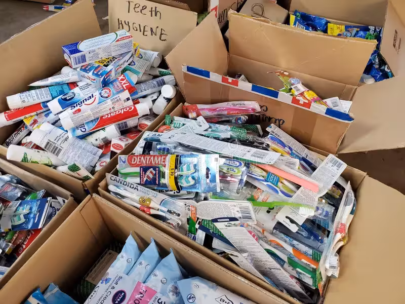 ويتم تخصيص محتويات السلال بحسب الفئات المستهدفة للمستفيدين (رجال-نساء-أطفال)، وتحتوي السلال على مستلزمات مثل: معجون وفرشاة أسنان، شامبو، صابون، فوط صحية نسائية، شفرات حلاقة، وغيرها. أما سلال النظافة العامة فتحتوي على مواد مثل: مساحيق غسيل الملابس، سائل لتعقيم الأرضيات، وغيرها.